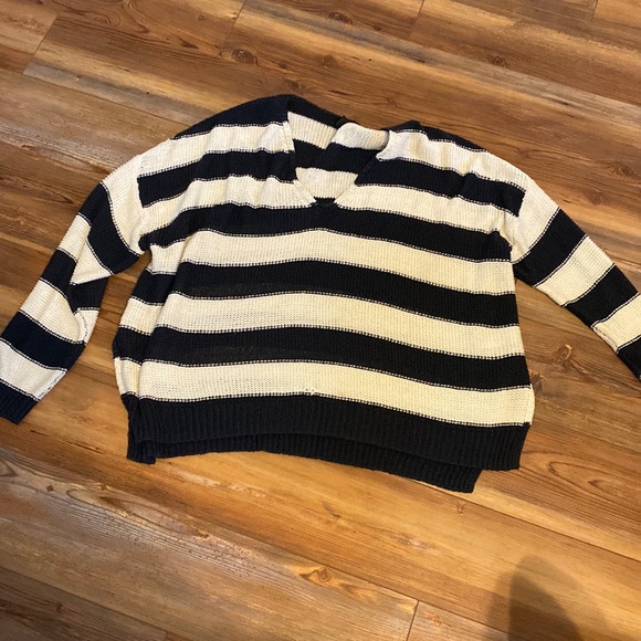 Chunky H&M black and white striped sweater.  Size Large - Picture 1 of 3